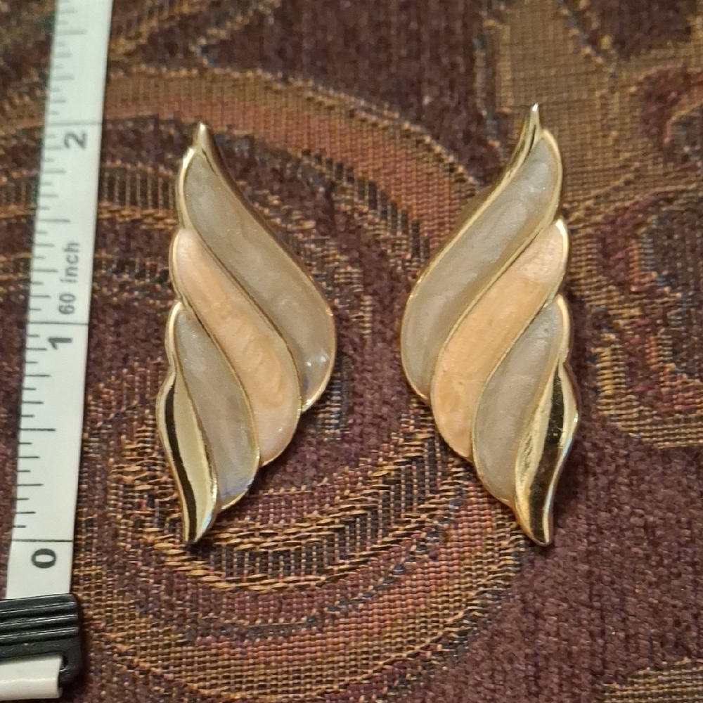 Elegant Gold and Cream Swirl Earrings